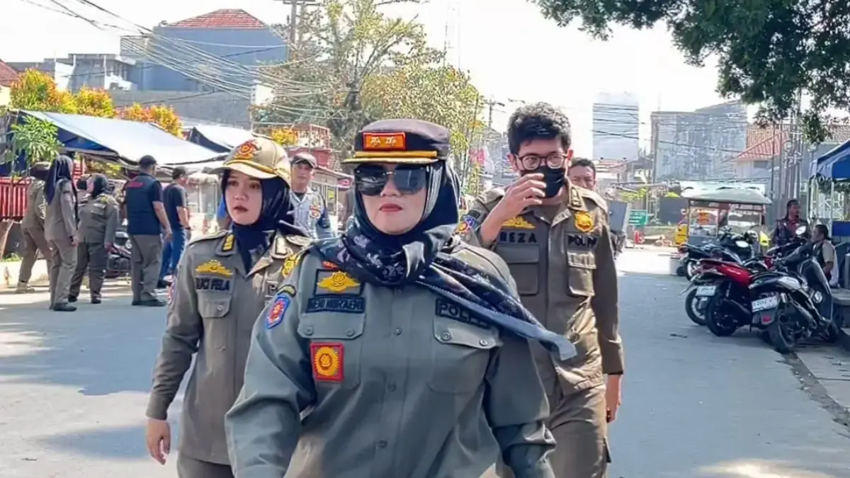 Satpol PP Tertibkan PKL di Depan Masjid Besar Singaparna, Trotoar Disterilkan untuk Proyek Perbaikan Satpol PP Kabupaten Tasik tertibkan PKL area Trotoar Deoan Masjid Besar Singaparna