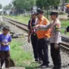 Aipda One ditemani (berseragam Polisi) bersama petugas dari Stasiun KAI Banjar menasehati bocah yang bermain d