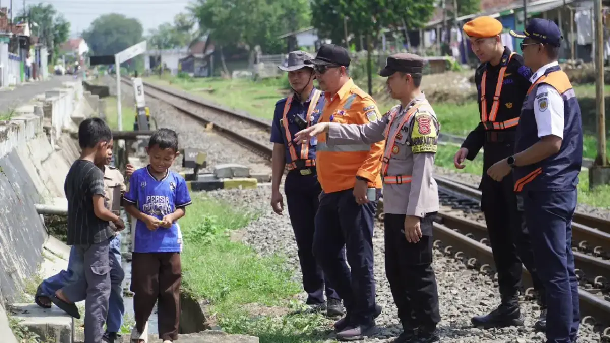 Aipda One Sosok Pelita di Jalur Maut Stasiun Banjar, Berupaya Jaga Nyawa Warga di Atas Jalur Besi Aipda One ditemani (berseragam Polisi) bersama petugas dari Stasiun KAI Banjar menasehati bocah yang bermain d