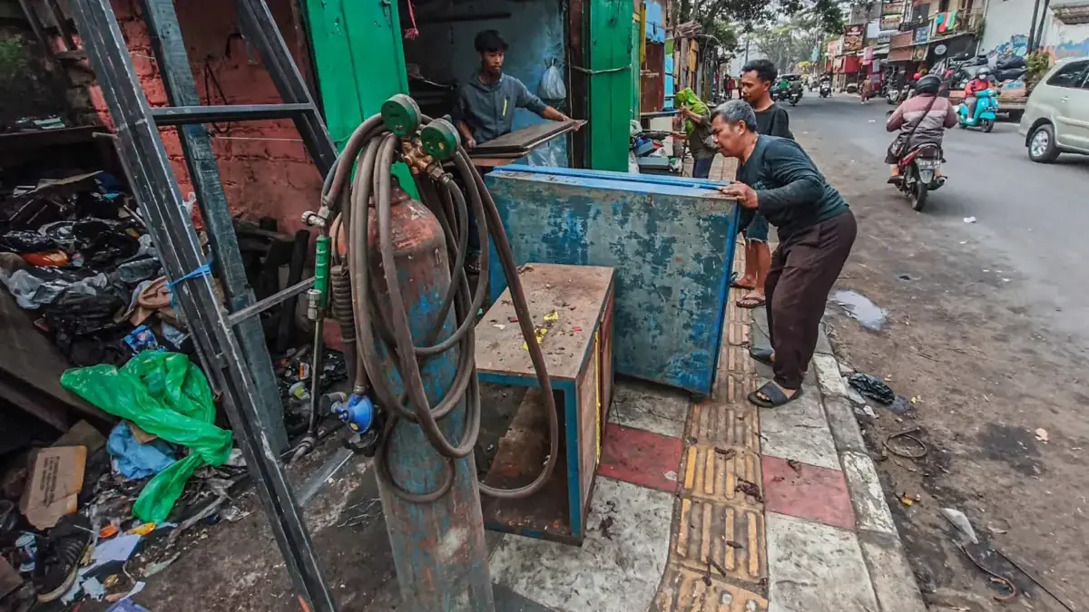 Pembongkaran PKL Jalan Singaperbangsa Dimulai, Pedagang Keluhkan Belum Ada Kepastian Relokasi dan Kompensasi