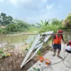Pekerja jembatan darurat Wika di Klapanunggal Bogor saat hendak melanjutkan perbaikan jembatan usai ambruk aki
