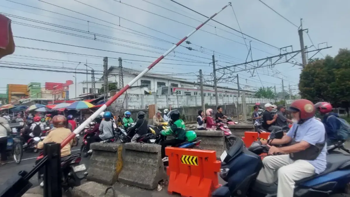 Perlintasan sebidang rel kereta api Jalan MA Salmun, Kecamatan Bogor Tengah, Kota Bogor, telah dipasang palang