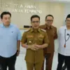 Bupati Bandung Dadang Supriatna menjenguk YTR (29) perempuan asal Rancaekek, Kabupaten Bandung yang menjadi ko