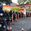 Pengendara mengisi bahan bakar Pertalite di SPBU Pertamina Jalan Martanegara, Bandung, Senin (22/6/2026).