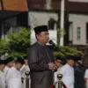 Bupati Garut, Abdusy Syakur Amin, memimpin apel gabungan yang berlangsung di Lapangan Sekretariat Daerah