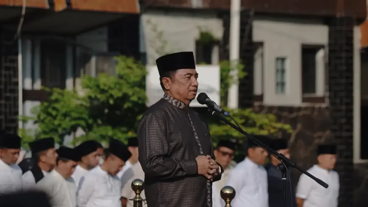 Bupati Garut, Abdusy Syakur Amin, memimpin apel gabungan yang berlangsung di Lapangan Sekretariat Daerah
