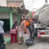 Petugas BPBD saat mendistribusikan air bersih kepada wilayah yang terdampak kekeringan di sejumlah wilayah Kab
