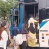 Ilustrasi pengguna Bus TransJakarta saat hendak menaiki Bus di Terminal Botani Square Bogor, Senin (22/6/2026)