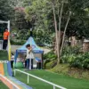 Sejumlah anak saat menikmati wahana permainan di kawasan wisata Dusun Bambu, Kecamatan Parongpong, Bandung Bar