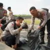 Personel Polres Tasikmalaya saat menggelar aksi bersih-bersih di Alun-Alun Singaparna