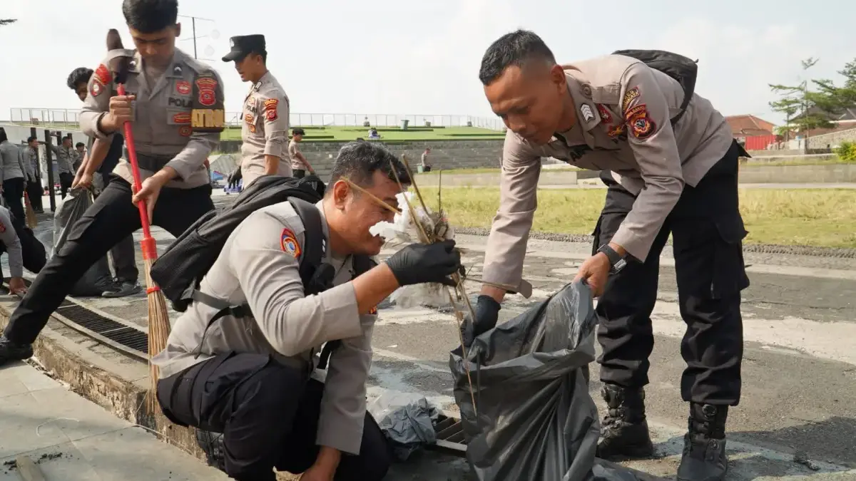 Personel Polres Tasikmalaya saat menggelar aksi bersih-bersih di Alun-Alun Singaparna