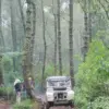 Pengunjung menaiki wahana offroad di Hutan Pinus, Kabupaten Bandung Barat. Foto: Dimas Rachmatsyah / Jabar Eks