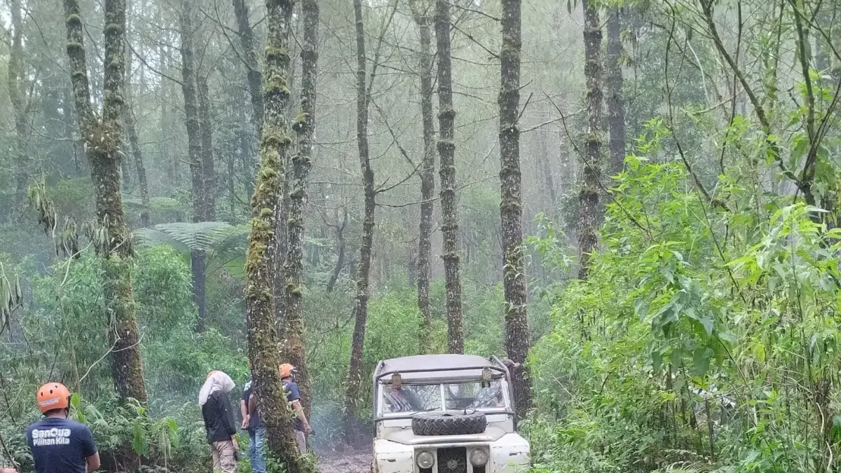 Pengunjung menaiki wahana offroad di Hutan Pinus, Kabupaten Bandung Barat. Foto: Dimas Rachmatsyah / Jabar Eks