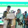Sulaeman Faruk (kiri), Bunda GenRe Kabupaten Bandung Emma Dety Permanawati S.pd.I., M.M (kanan)/sumber: DALDUK