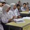Ilustrasi: Pelajar SMP mengikuti pembelajaran di dalam ruang kelas. Foto: Dimas Rachmatsyah / Jabar Ekspres