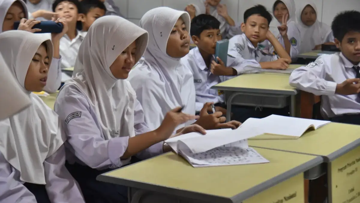 Disdik Cimahi Fokus Tingkatkan Kualitas Sarana Pendidikan SMP, Perbaikan Disesuaikan Kondisi Riil Sekolah Ilustrasi: Pelajar SMP mengikuti pembelajaran di dalam ruang kelas. Foto: Dimas Rachmatsyah / Jabar Ekspres