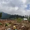 Kondisi tanah longsor di Desa Pasirlangu, Cisarua, Kabupaten Bandung Barat, Jawa Barat. Foto: Dimas Rachmatsya