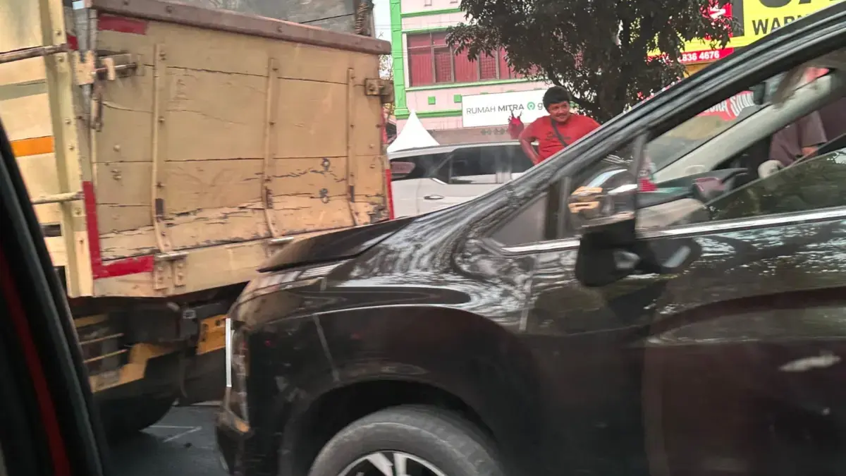 Kecelakaan beruntun yang melibatkan tiga mobil pribadi dan tiga mobil truk di Jalan Sholeh Iskandar, Kota Bogo