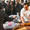 Personel kepolisian menata barang bukti di Polda Jabar, Rabu (24/6/2026).Tim gabungan Kepolisian Daerah (Polda