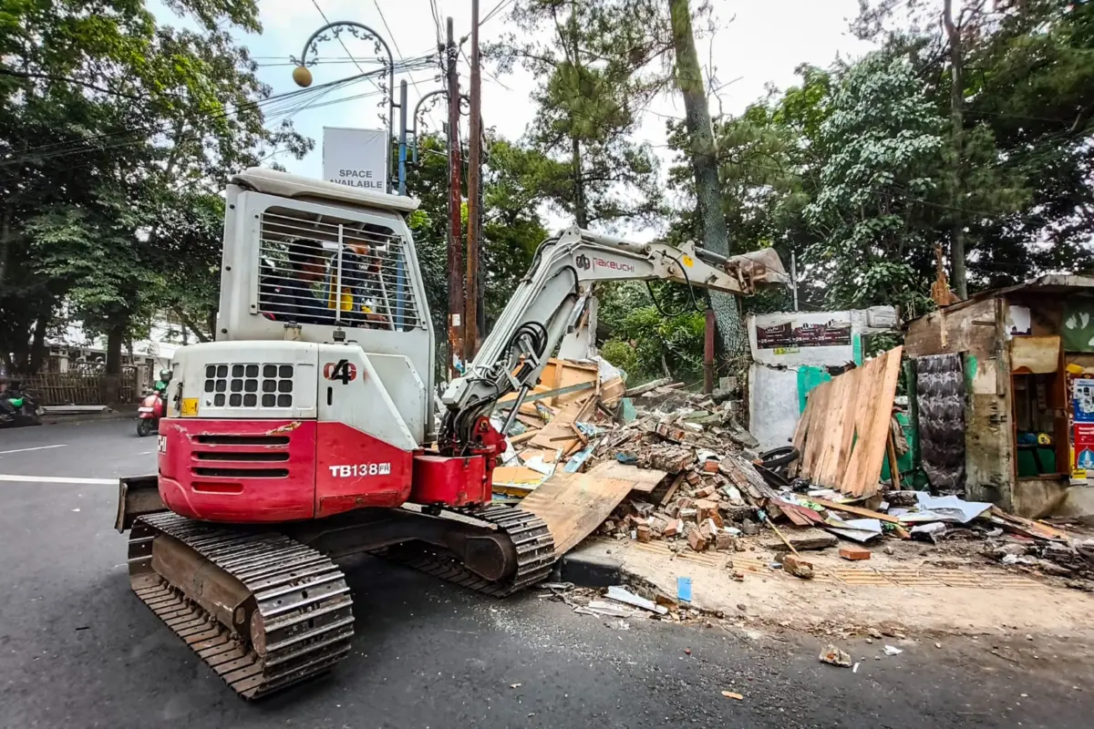 Puluhan Bangunan Liar di Dipatiukur Ditertibkan, Pemkot Bandung Kembalikan Fungsi Trotoar dan Drainase – jabarekspres.com