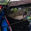 Truk Muatan Batu Bara Terguling di Batujajar, Timpa Gapura dan Kanopi Rumah