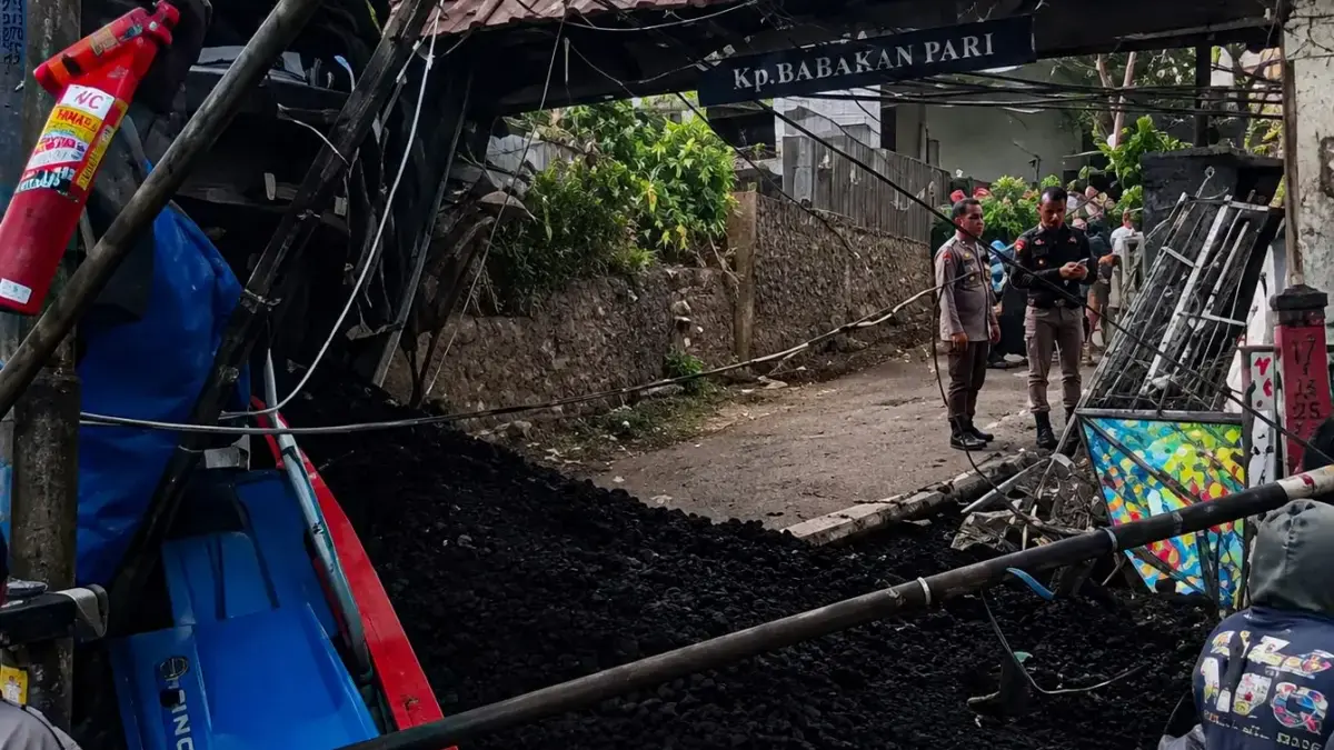 Truk Muatan Batu Bara Terguling di Batujajar, Timpa Gapura dan Kanopi Rumah
