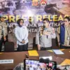 Kabid Humas Polda Jabar Kombes Pol Hendra Rochmawan (kedua kiri) didampingi Direskrimum Polda Jabar Kombes Pol