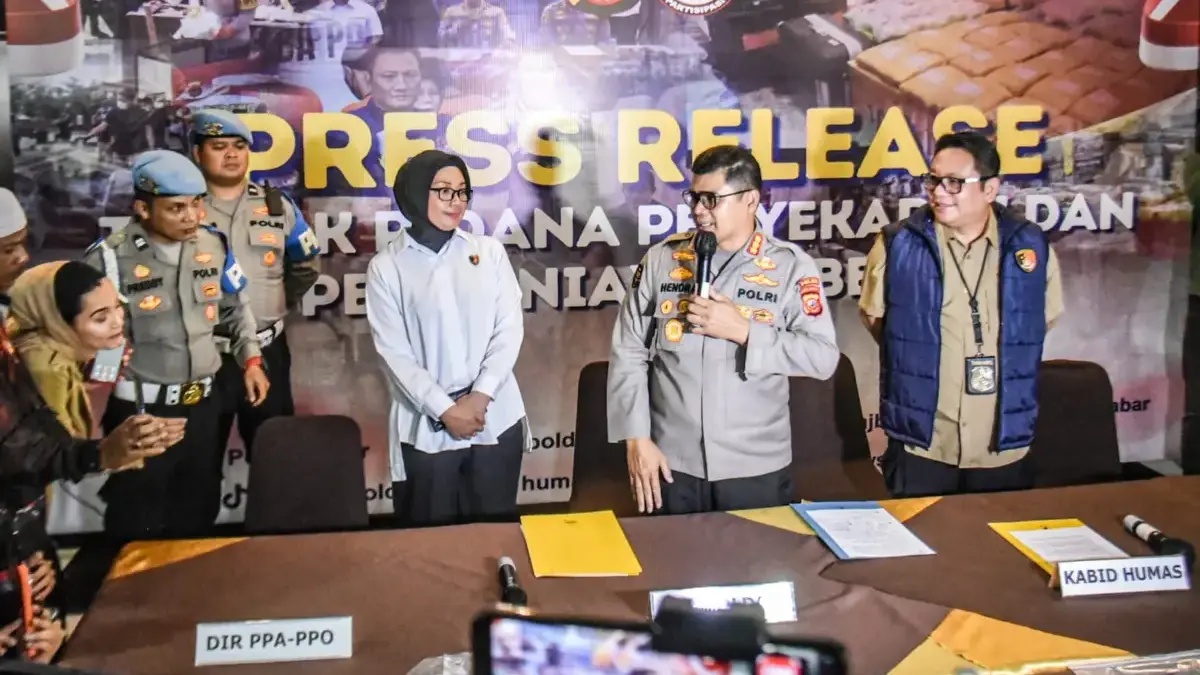 Kabid Humas Polda Jabar Kombes Pol Hendra Rochmawan (kedua kiri) didampingi Direskrimum Polda Jabar Kombes Pol