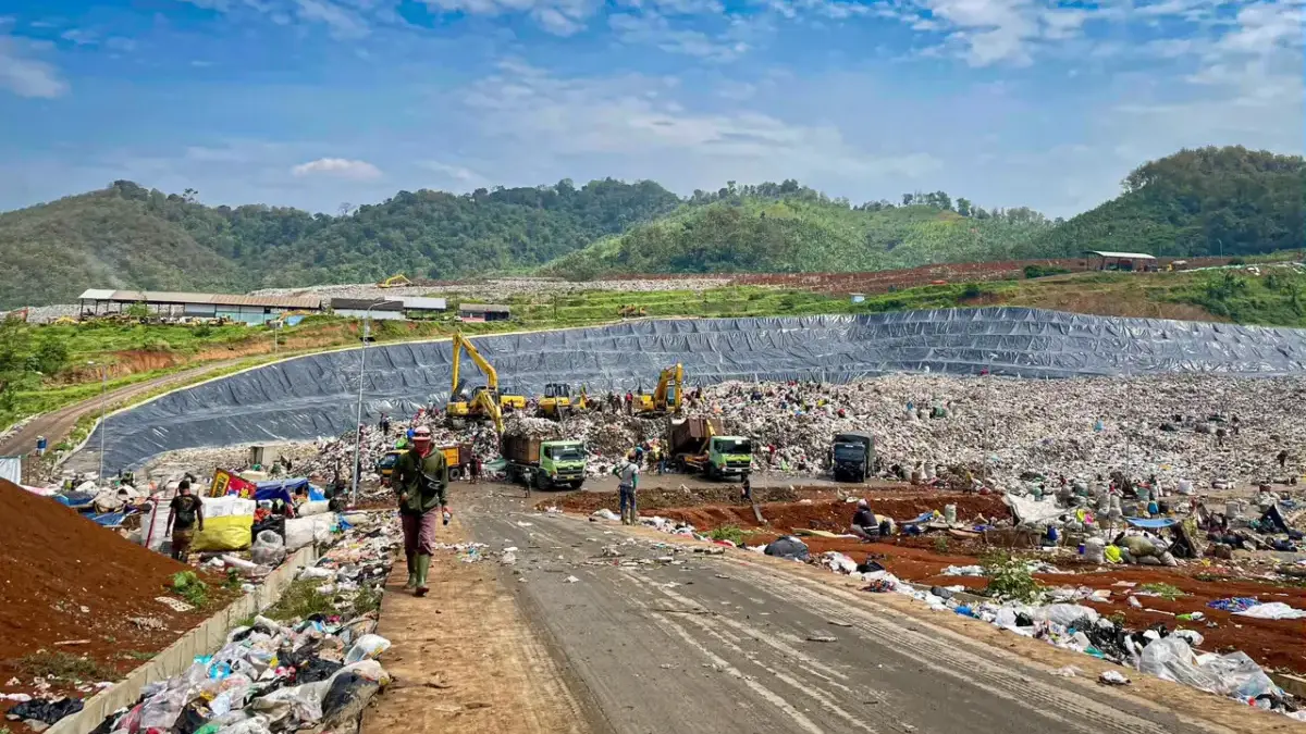 DLH KBB Susun Strategi Pengganti Sarimukti, Dua TPST Baru Disiapkan Truk dari Bandung Raya saat membuang muatannya di zona 5 TPA Sarimukti, Kecamatan Cipatat, KBB. Dok Jabar Eksp