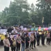 Suasana Demonstrasi di Halaman Kantor Bupati Tasikmalaya