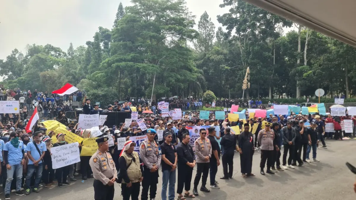 Suasana Demonstrasi di Halaman Kantor Bupati Tasikmalaya