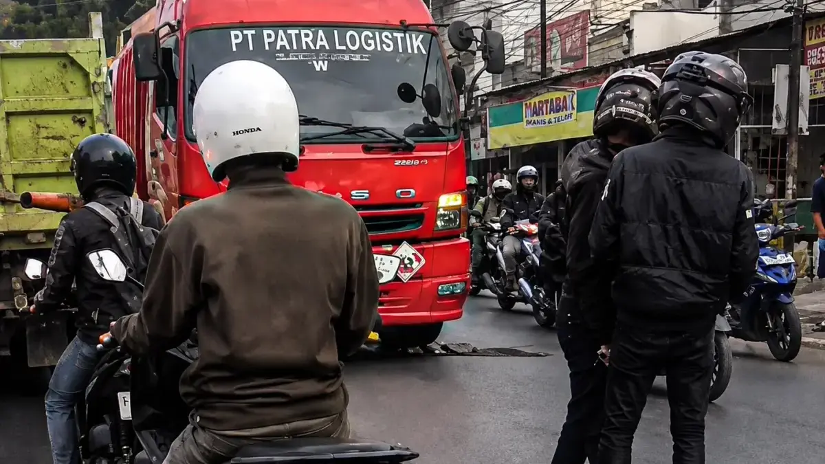 Motor Perawat Ditabrak Mobil Tangki Pertamina di Padalarang, Polisi Selidiki Penyebabnya Seorang perawat ditabrak truk BBM Pertamina di Jalan Raya Padalarang, Bandung Barat. Kamis (25/6). Dok istimew