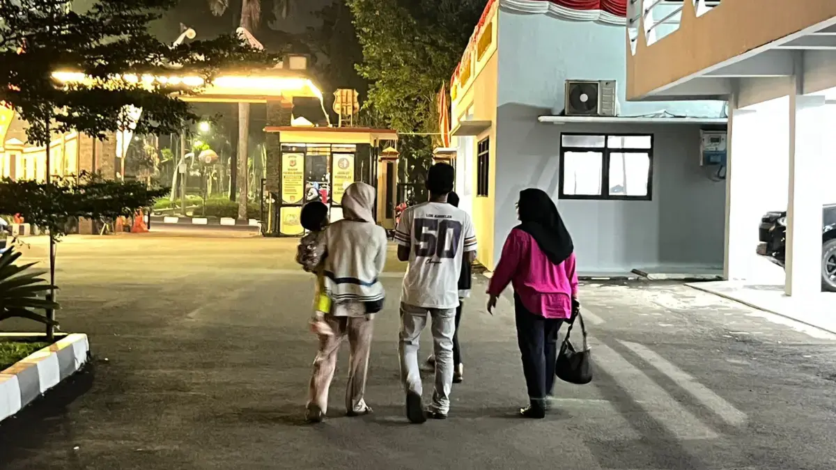 Dugaan Kekerasan Seksual Bocah di Ciampea Terungkap Setelah Pelaku Kirim Video ke Ponsel Orang Tua Korban Keluarga korban didampingi kuasa hukum saat mendatangi Polres Bogor untuk memenuhi proses Berita Acara Pemerik