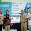 (Ki-ka): CEO Ruang Amal, Slamet, Kepala Cabang PNM Tegal, Sutanto, Kepala Cabang Bank Mandiri Taspen KC Pekalo