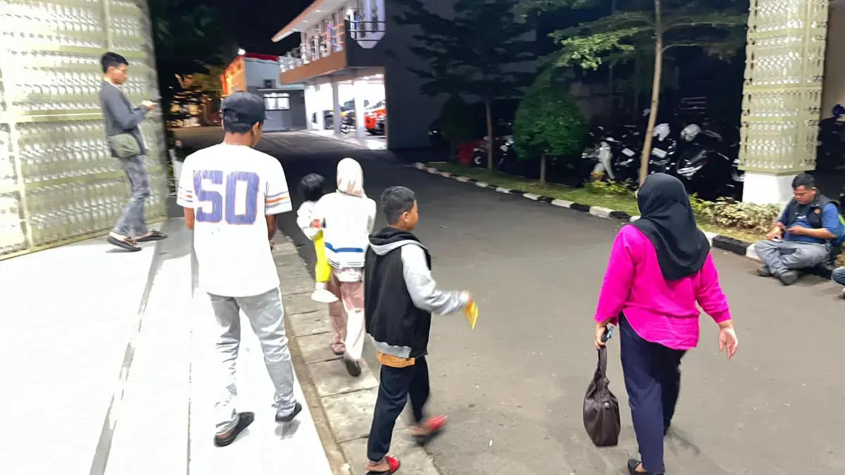 Keluarga korban didampingi kuasa hukum saat mendatangi Polres Bogor untuk memenuhi proses Berita Acara Pemerik