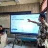 Petugas melakukan aktivitas di posko pendaftaran ulang Sistem Penerimaan Murid Baru (SPMB) Sekolah Swasta Kerj