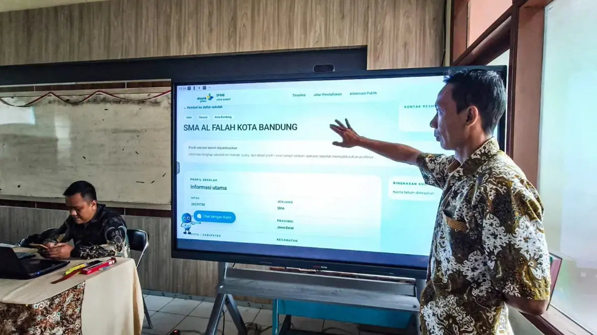 Petugas melakukan aktivitas di posko pendaftaran ulang Sistem Penerimaan Murid Baru (SPMB) Sekolah Swasta Kerj