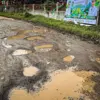 Lubang besar yang tertutup air hujan terlihat di ruas Jalan Rancapanggung-Cikadu, Kecamatan Cililin, Bandung B