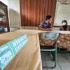 Petugas melakukan aktivitas di posko pendaftaran ulang Sistem Penerimaan Murid Baru (SPMB) Sekolah Swasta Kerj
