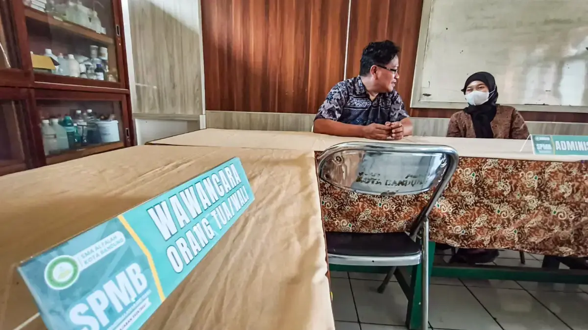 Petugas melakukan aktivitas di posko pendaftaran ulang Sistem Penerimaan Murid Baru (SPMB) Sekolah Swasta Kerj