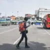 Penumpang berjalan menuju bus Antar Kota Antar Provinsi (AKAP) di Terminal Cicaheum, Kota Bandung, Jumat (26/6