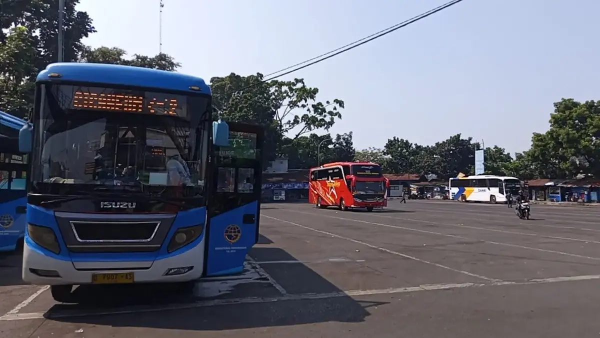 Sejumlah bus yang nampak masih mangkal di Terminal Cicaheum. (son)