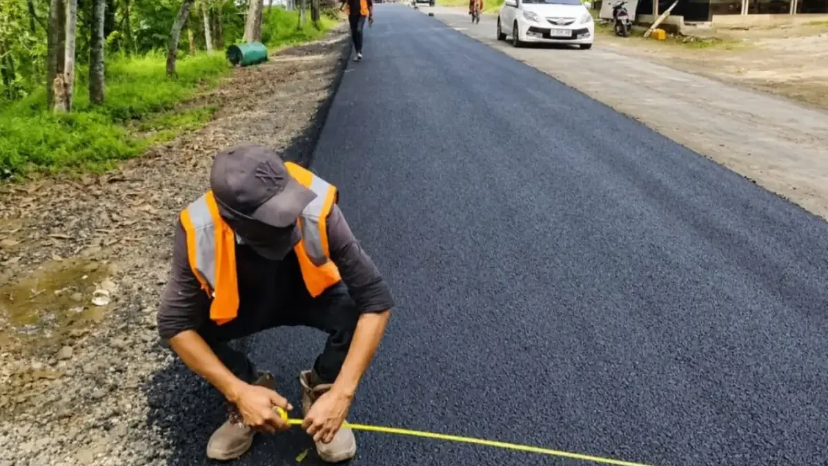 Pekerja saat melakukan aktivitas perbaikan jalan Papayan-Cikalong, Kabupaten Tasikmalaya, beberapa waktu lalu
