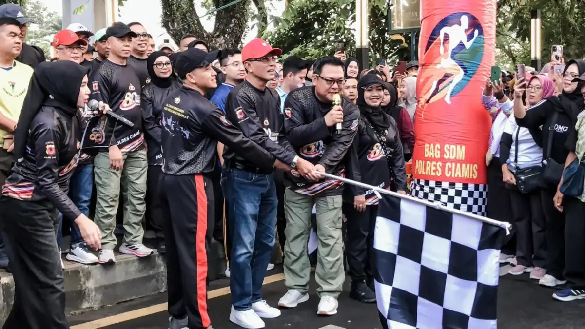 Ribuan Peserta Jalan Sehat di Alun-Alun Ciamis Meriahkan HUT Bhayangkara ke-80 Bupati Ciamis Herdiat Sunarya bersama Kapolres dan Dandim melepas peserta jalan sehat di Alun-Alum Ciamis