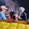 Jajang (kiri) menceritakan kondisi usahanya ke Petugas Sensus Ekonomi, Kamis (25/6). (Hendrik)
