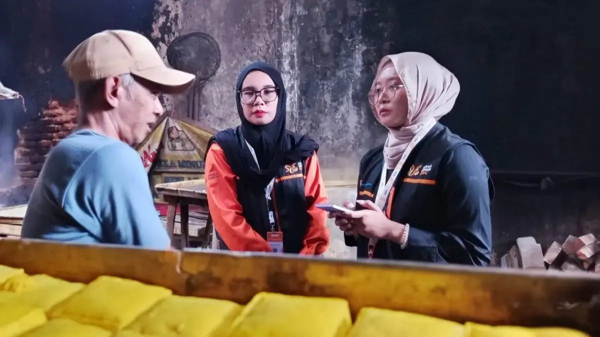 Dapur MBG Berhenti Beroperasi, Pesanan Tahu Perajin Cibuntu Ikut Seret Jajang (kiri) menceritakan kondisi usahanya ke Petugas Sensus Ekonomi, Kamis (25/6). (Hendrik)