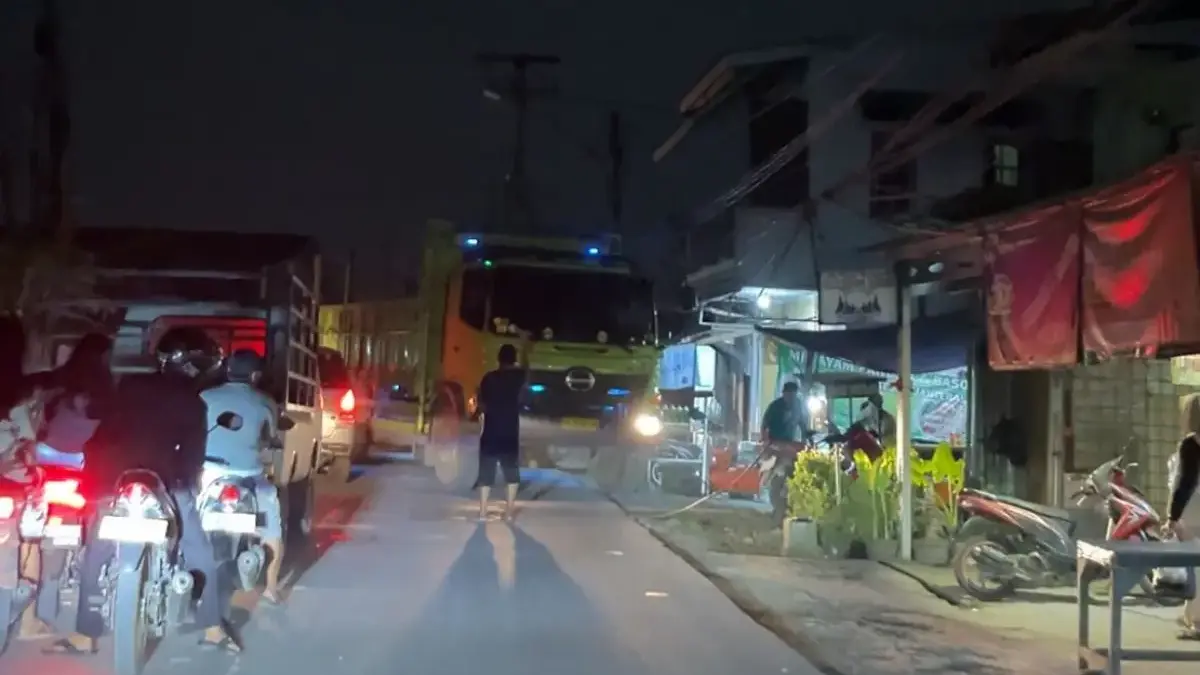 Warga Keluhkan Truk Tronton Penuhi Jalan Raya Klapanunggal Bogor, Macet hingga Jalur Cepat Rusak Warga Keluhkan Truk Tronton Penuhi Jalan Raya Klapanunggal Bogor, Macet hingga Jalur Cepat Rusak