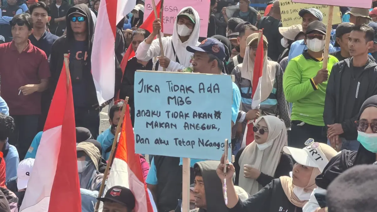 Ribuan Massa GEMP4R Dukung Program Strategis Nasional, Wabup Pastikan Pemkab Tasikmalaya Beri Dukungan Suasana Demonstrasi dan Pernyataan Sikap dari Wakil Buoati dan Ketua DPRD Tasikmalaya di Halaman Kantor Bupati