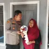 Kapolres Ciamis AKBP Hidayatullah secara simbolis menyerahkan kunci bedah rumah milik Ida Jaryati (71), warga