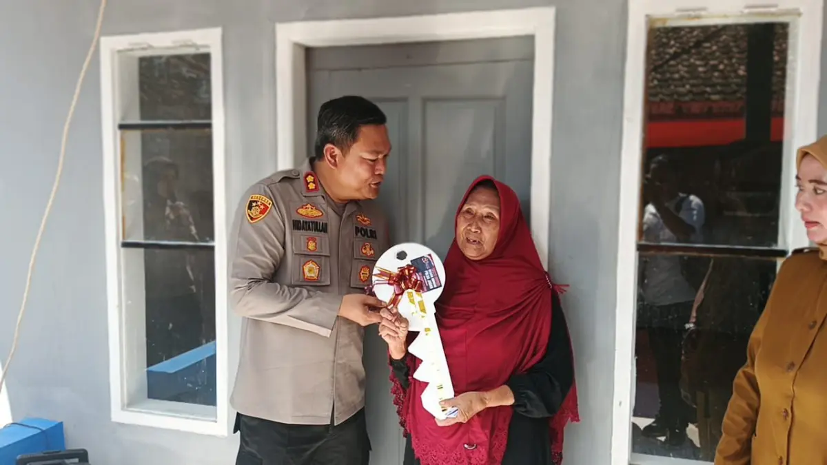 Kapolres Ciamis Pimpin Langsung Penyerahan Kunci Rumah Hasil Bedah, Penerima Bantuan Menangis Haru Kapolres Ciamis AKBP Hidayatullah secara simbolis menyerahkan kunci bedah rumah milik Ida Jaryati (71), warga